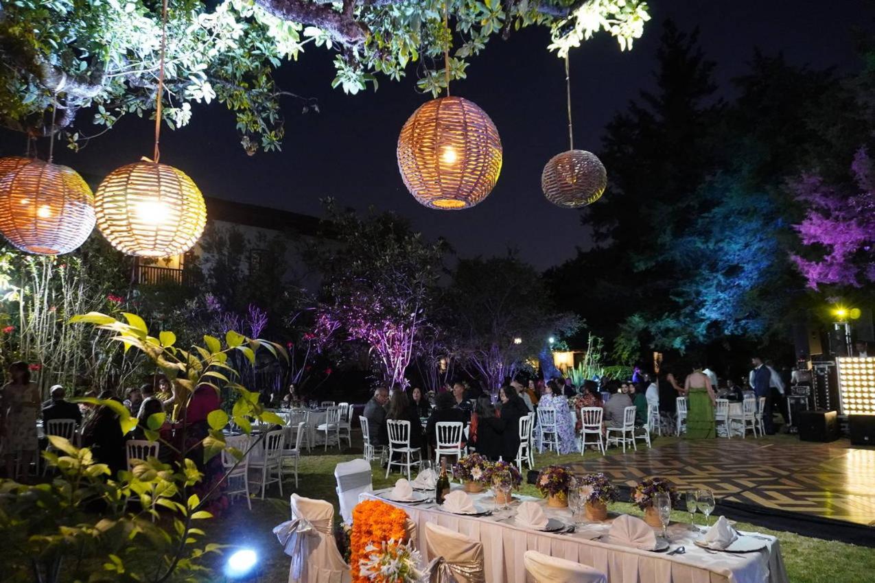 Best Western Plus Posada De Don Vasco Pátzcuaro Buitenkant foto A wedding reception at the garden of the hotel