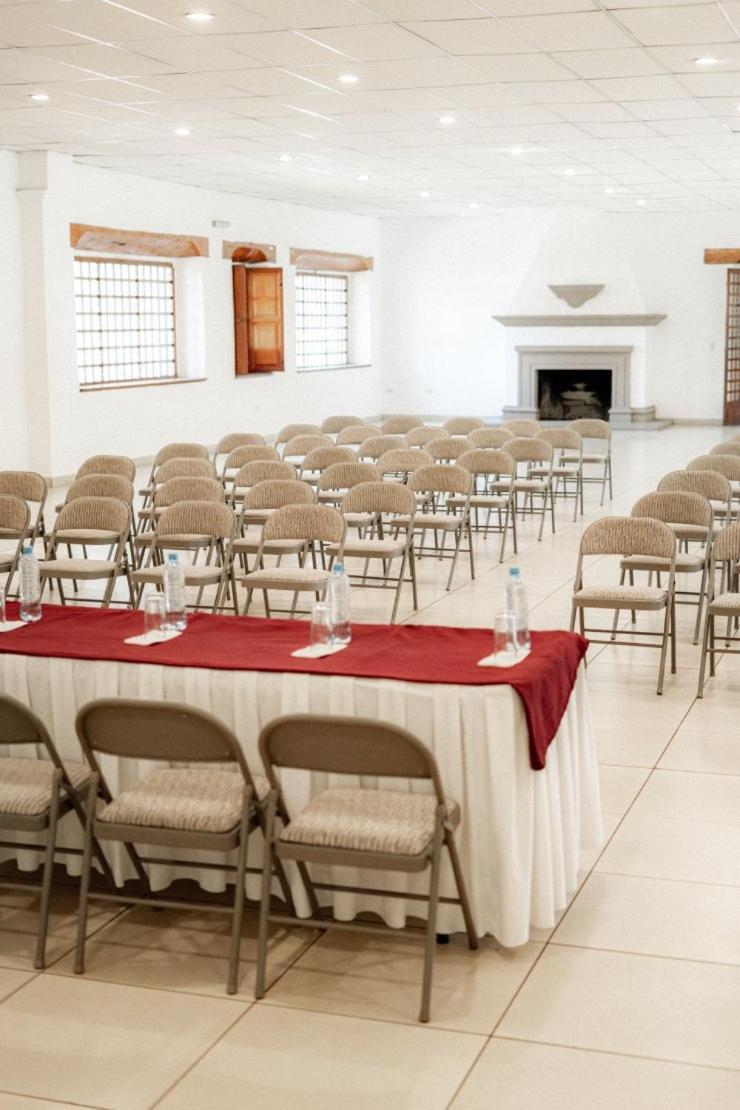 Best Western Plus Posada De Don Vasco Pátzcuaro Buitenkant foto The interior of the conference hall