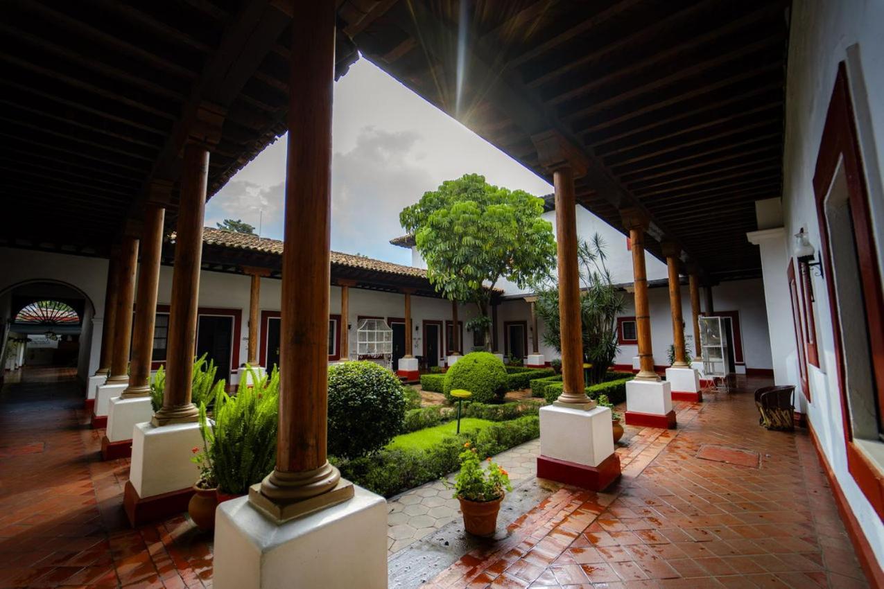 Best Western Plus Posada De Don Vasco Pátzcuaro Buitenkant foto Patio of the house