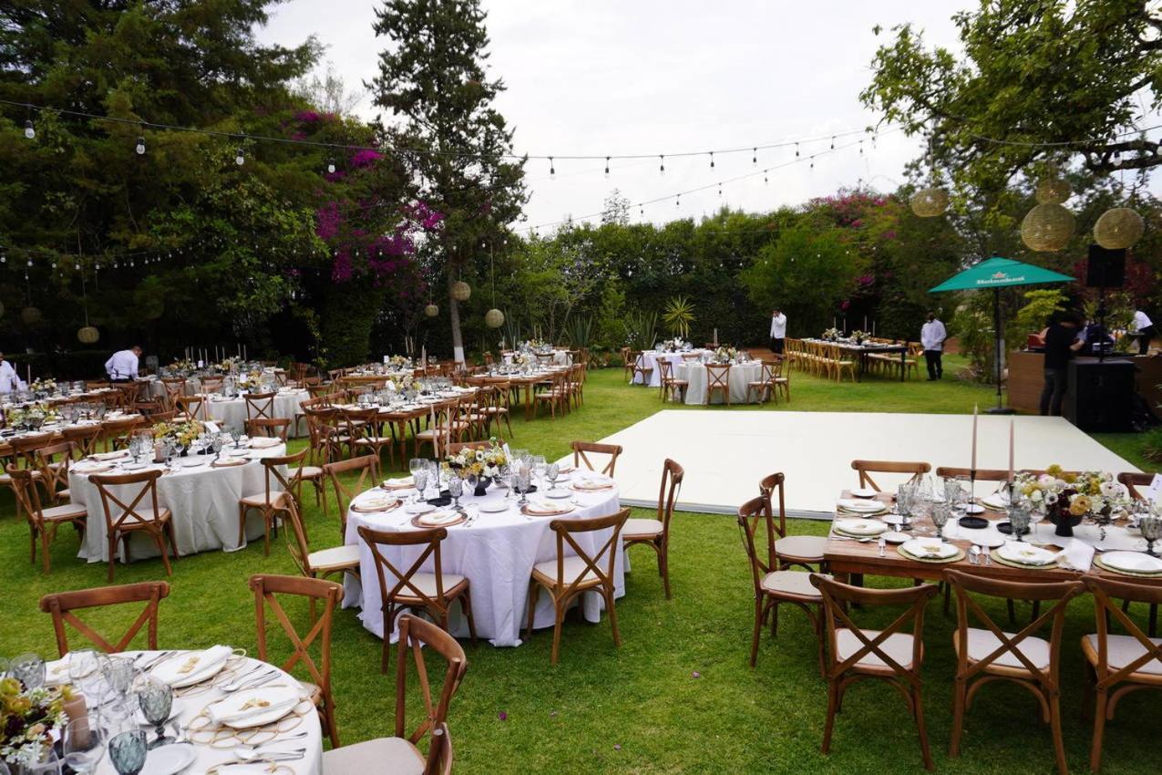 Best Western Plus Posada De Don Vasco Pátzcuaro Buitenkant foto A wedding reception at the garden of the Quinta de Olivella