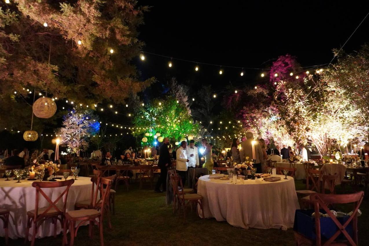 Best Western Plus Posada De Don Vasco Pátzcuaro Buitenkant foto A wedding reception at the garden of the hotel